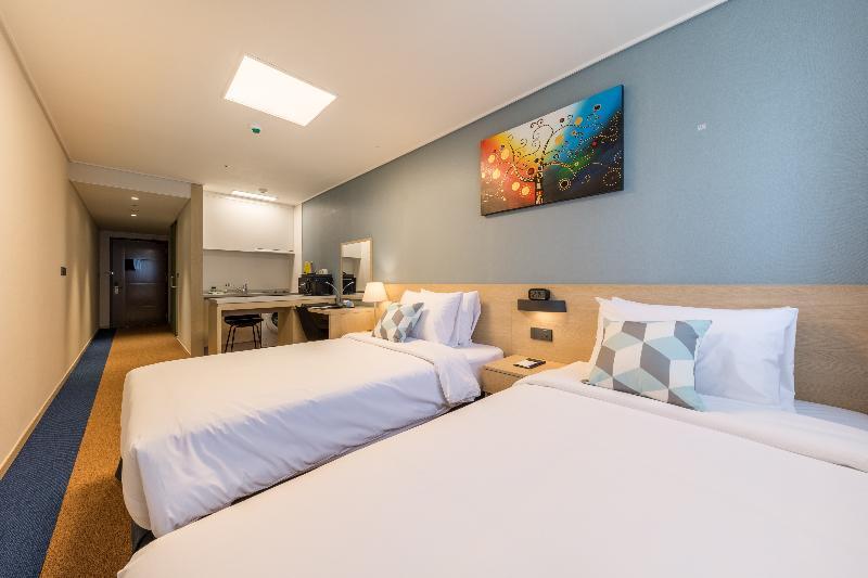 Days Hotel & Suites By Wyndham Incheon Airport Bagian luar foto