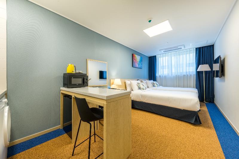 Days Hotel & Suites By Wyndham Incheon Airport Bagian luar foto